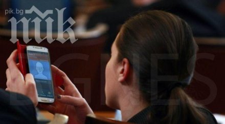 деница гаджева комуникира телефона приятеля волен уникална снимка