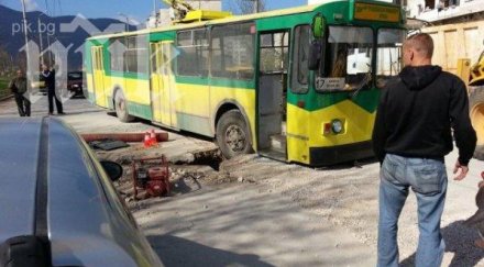 тролейбус пропадна дупка враца