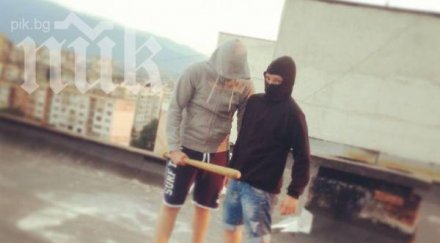 скандал българска група фейсбук пълна снимки деца пистолети козируващи хайл хитлер