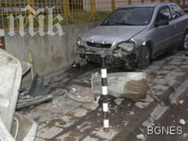 Опел помете с бясна скорост 8 колчета и 2 кофи за боклук, преди да успее да спре