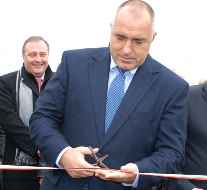 Борисов реже лента в Благоевград, Министрството на спорта нямало кураж да присъства