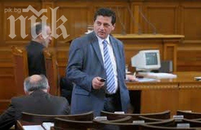 Депутати: Стойчо Младенов бие „Левски“, където ги хване, ще помогнем на ЦСКА!