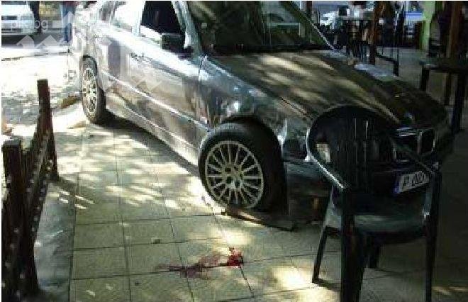 Зрелищна катастрофа във Варна! БМВ излетя на тротоар