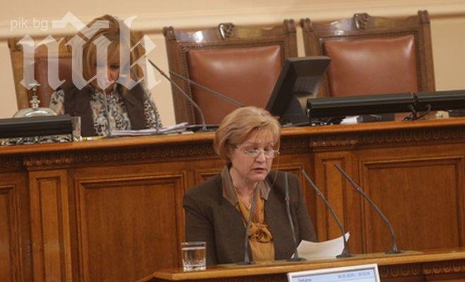 Менда Стоянова към Манолова: Слава Богу, че Вие сте председател на парламента!