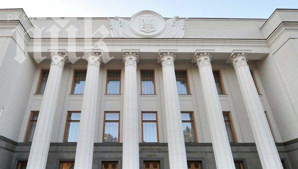 Радикалните демонстранти щурмуват украинския парламент (видео)