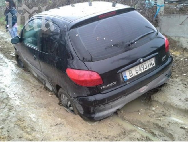 Кола затъна в калта на „улица“ във Варна (снимки)