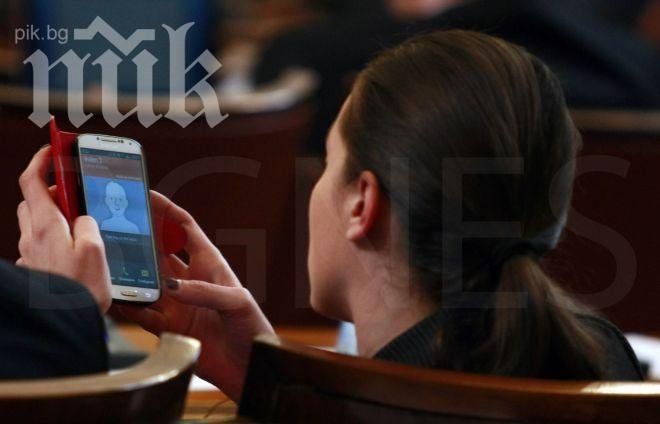 Деница Гаджева комуникира по телефона с приятеля си Волен (уникална снимка)