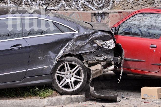 Мерцедес и джип се помляха на бул. Евлоги и Христо Георгиеви (снимки)