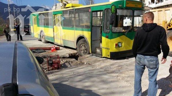 Тролейбус пропадна в дупка във Враца