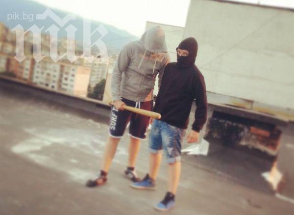 Скандал! Българска група във Фейсбук пълна със снимки на деца с пистолети, козируващи с Хайл Хитлер