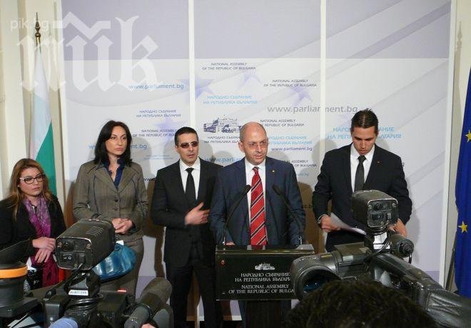 „България без цензура“: Пенсионери, извадете си пенсиите от банките! Те изсмукват кръвта на хората!