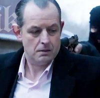 Фенове протестират във 