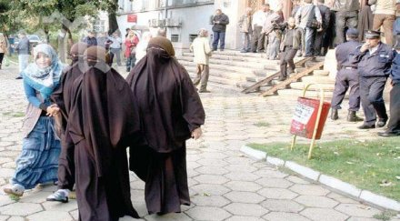 все повече жени забулват черни бурки пазарджик