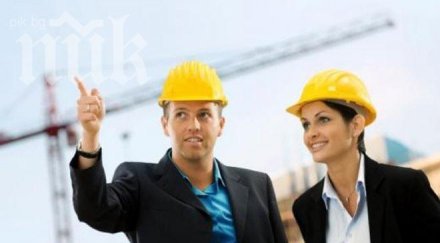 инженерите работят граница електронни карти