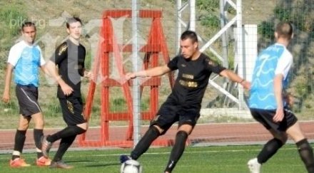 футболисти група сблъскаха припаднаха терена