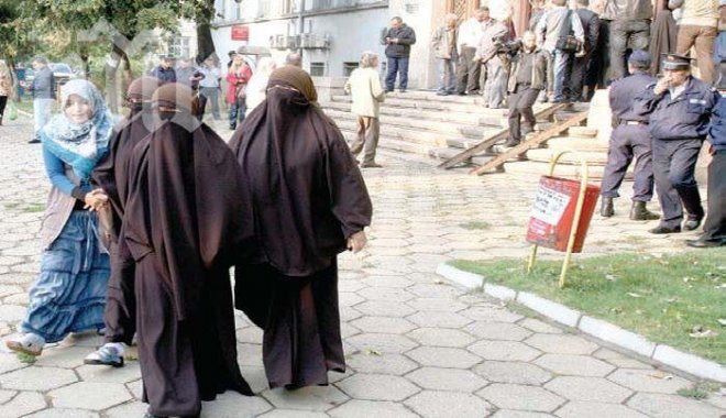 Все повече жени се забулват с черни бурки в Пазарджик