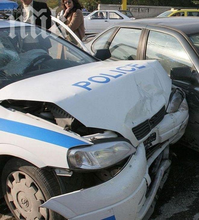 Полицай потроши служебния си автомобил