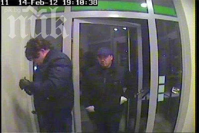 Издирват тези двама мъже за обир на банкомат в центъра на София (снимки)
