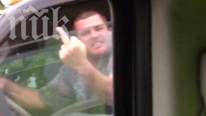 Всичко се връща! Нервен шофьор показва среден пръст и съдбата го застига (уникално видео)