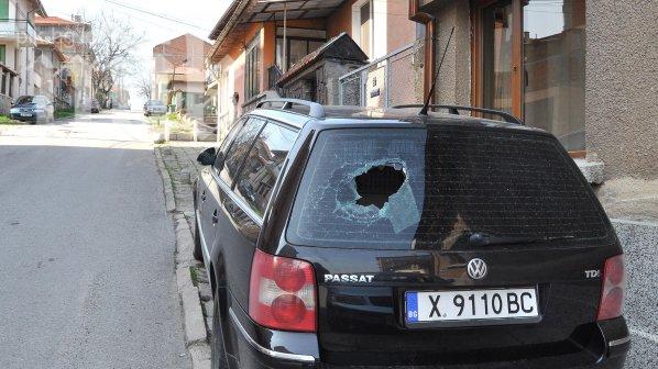 Пиян младеж изпотроши десетки скъпи коли в Хасково (снимки)