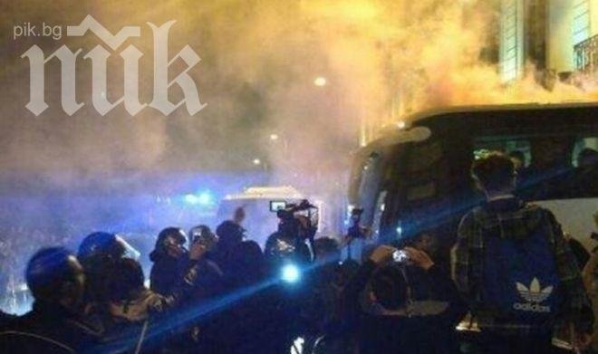 Неапол посрещна Ювентус със залп от димки и развалени яйца