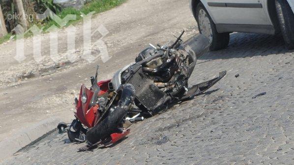 Моторист се заби в кола в Пловдив (снимки)