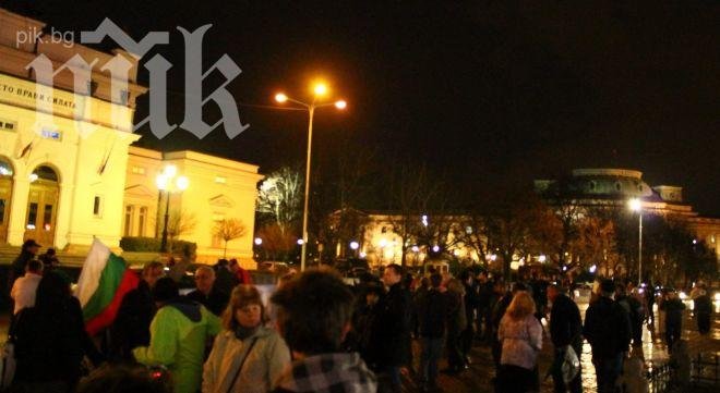 Протестът достигна парламента, блокираха улици в София
