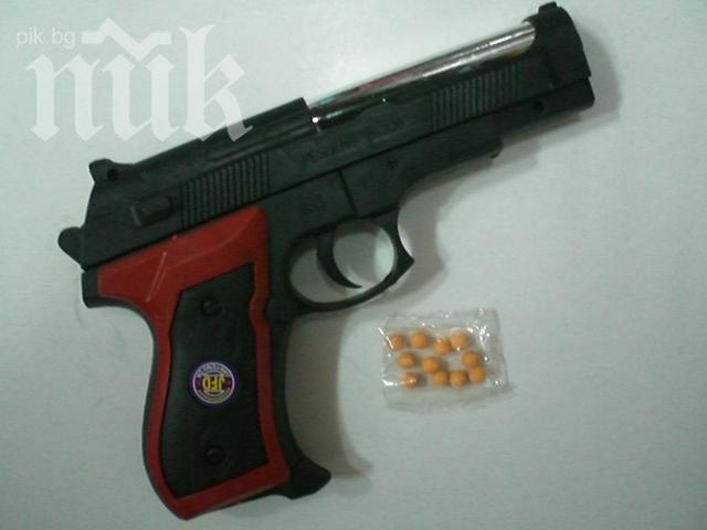 Деца се сбиха на село, едното извади пистолет