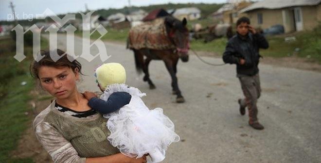 Майка гледа 4 деца и прасе в една стая