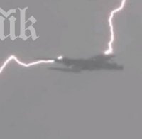 Tри мълнии удрят самолет, познайте какво се случва с пътниците! (уникално видео)
