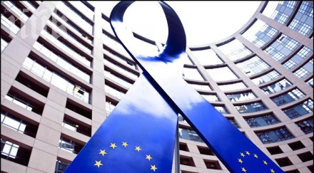 еврозоната отпуска милиарда евро гърция