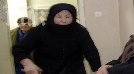 възрастна жена шок роми заплашили отрежат главата