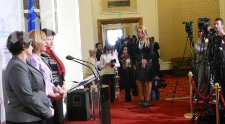 женски скандал парламента мая манолова обвини беновска пристрастна бойко журналистката скочи ужилена