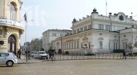 страх протестиращи властта върна загражденията около парламента