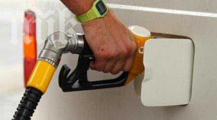 нашенец постави удивителен надпис резервоара колата снимка