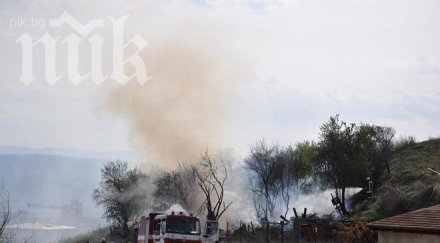 пожар изпепели дървена постройка благоевград снимки