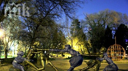 паметници софия осъмнаха обвити сини платове снимка