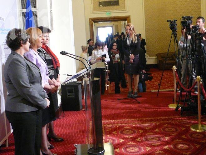 Женски скандал в парламента! Мая Манолова обвини Беновска, че е пристрастна към Бойко, журналистката скочи като ужилена!