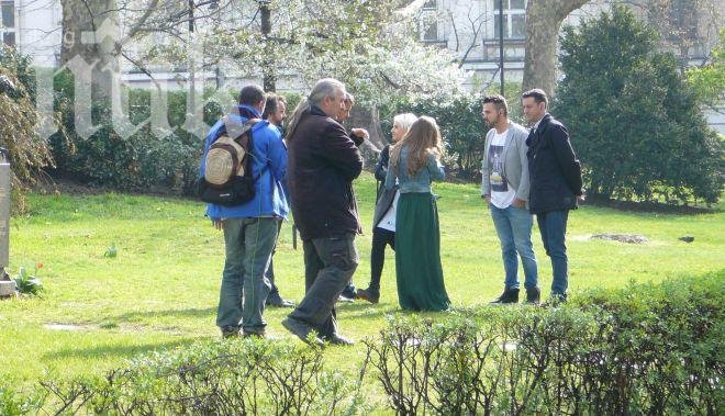 Поли Генова, Графа, Камен Во, Ники Кънчев и Калин Терзийски се снимаха до Народното събрание