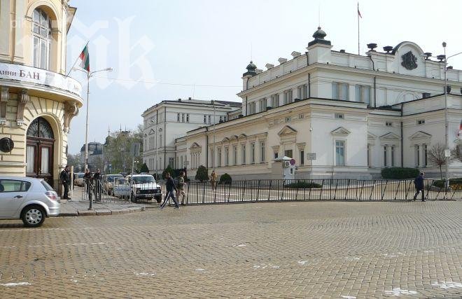 Страх от протестиращи! Властта върна загражденията около парламента