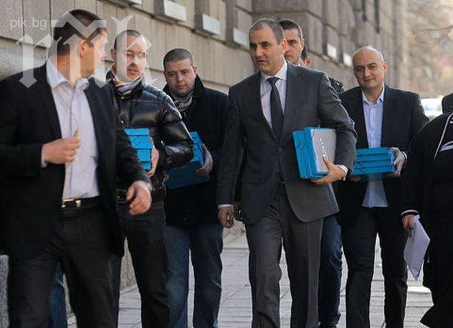 Партиите се регистрират за участие в евровота, Цветанов се нарежда първи пред ЦИК