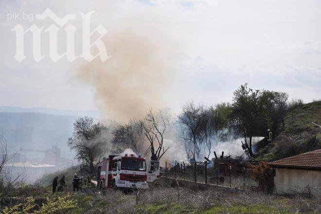 Пожар изпепели дървена постройка в Благоевград (снимки)