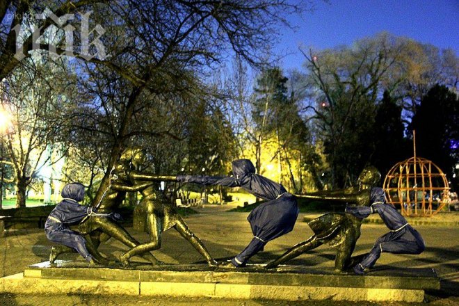 Паметници в София осъмнаха обвити в сини платове (снимка)