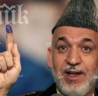 Хамид Карзай гласува на президентските избори в Афганистан