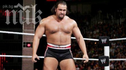 азиатци нападнаха наш кечист