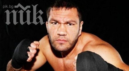 кобрата бие годишен американец