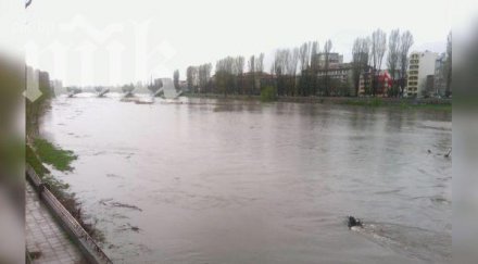 млада жена метна мост река марица