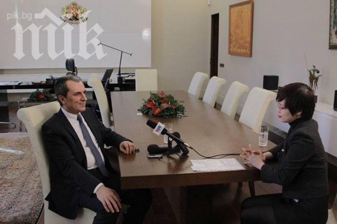 Орешарски пред радио Гласът на Виетнам: Чакаме инвестициите и туристите ви