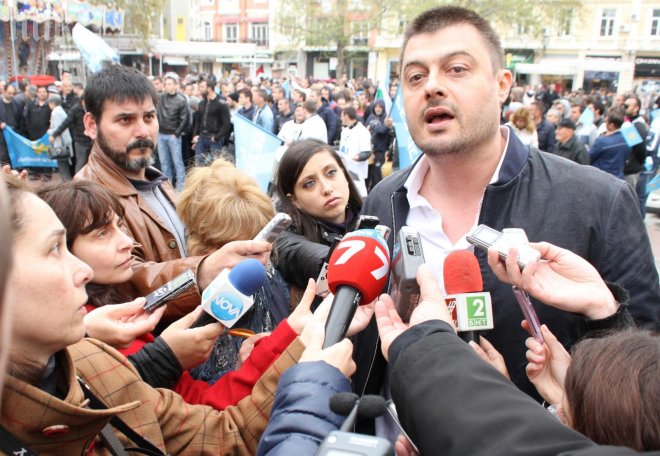 Първо в ПИК! Екшън в Пловдив! Хиляди искат оставката на кмета Иван Тотев