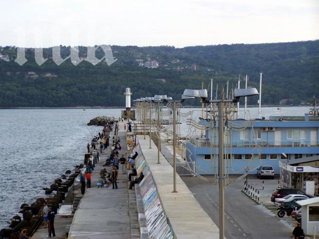 Силен вятър затвори пристанище Варна